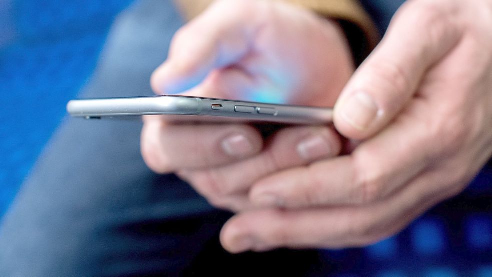 Meistens wird das Smartphone bewusst genutzt, manchmal aber auch unbewusst. Foto: Dittrich/dpa