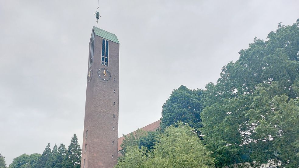Der Turm der Martin-Luther-Kirche prägt das Emder Stadtbild. Zu seinem Fundament aber gibt es große Probleme. Foto: Hanssen