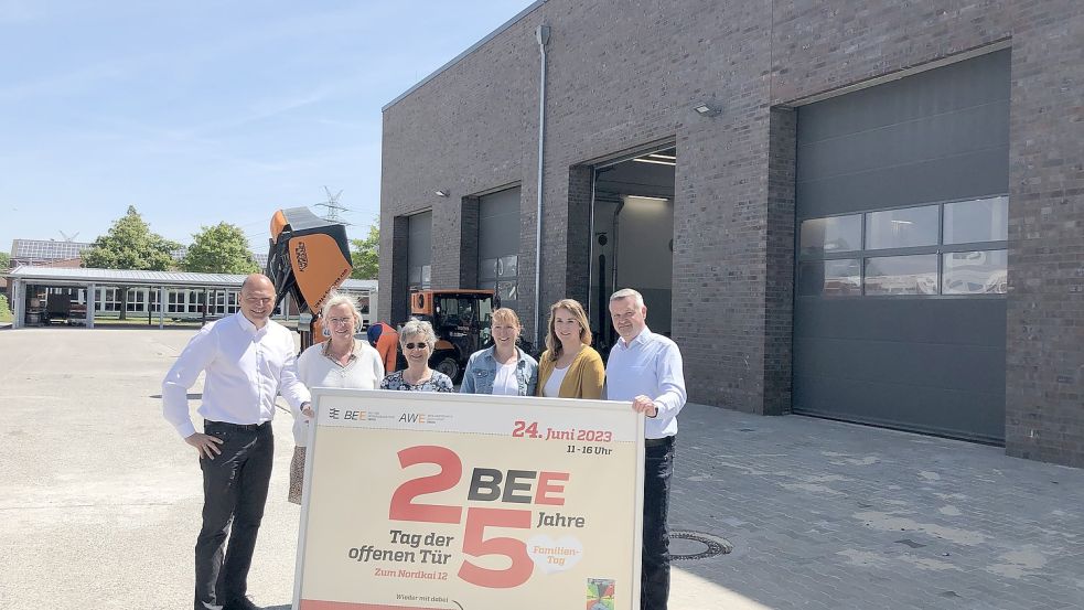 Vor der neuen Halle präsentieren Betriebsleiter Nils Andersson (von links), Wiebke Wollweber, Christiane Lamschus (beide Nekib), Annette Sievert, Anna Macknow (Organisationsteam Tag der offenen Tür, BEE) und Frank Rogga (kaufmännischer Leiter BEE) das Werbeplakat für den 24. Juni. Foto: Oltmanns