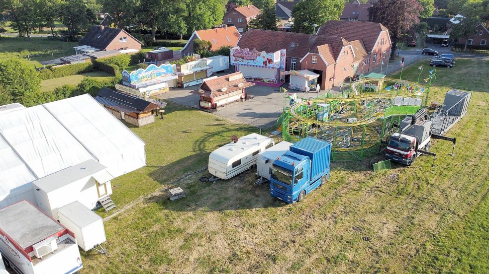 Auf dem Festgelände in Hatshausen gibt es auch eine Achterbahn. Foto: Feuerwehr Hatshausen