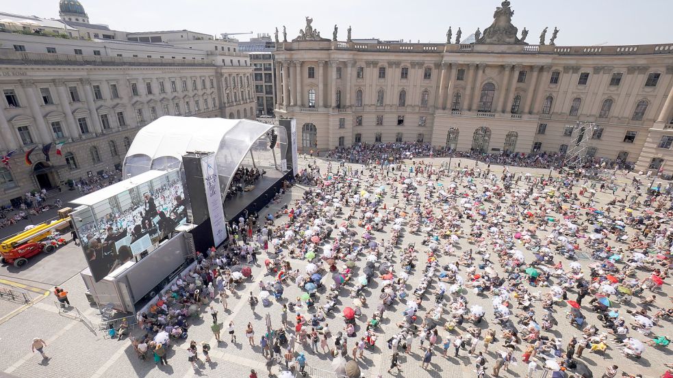„Staatsoper für Alle“: Zuhörer beim Open-Air-Konzert der Staatsoper Berlin. Foto: dpa