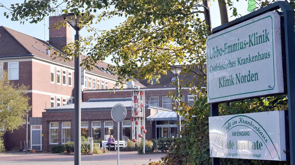 Die Norder Klinik, die geschlossen werden soll, signalisiert den Rettungsdiensten im Ivena-Portal oft als einziges Krankenhaus aus dem Klinikverbund Aurich-Emden-Norden, dass die Intensivstation im Bereich der „Notfallversorgung“ Patienten aufnehmen kann. Foto: Archiv