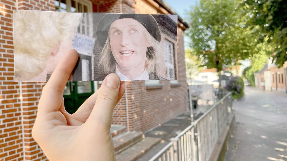 Eine Szene aus „Otto der Außerfriesische“ vor "Fraukes Kindergarten" - der alten Schule in Greetsiel. Foto: Weiden