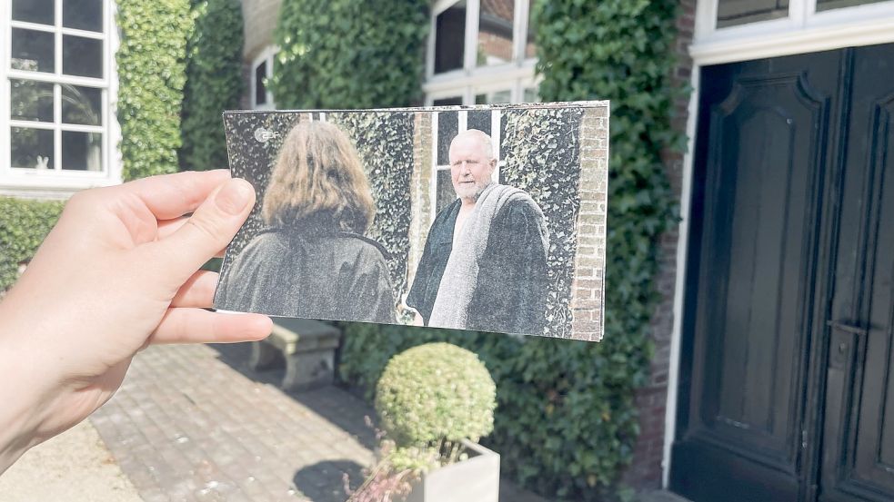 Eine Szene aus dem Ostfriesland-Krimi vor der Osterburg in Groothusen. Foto: Weiden