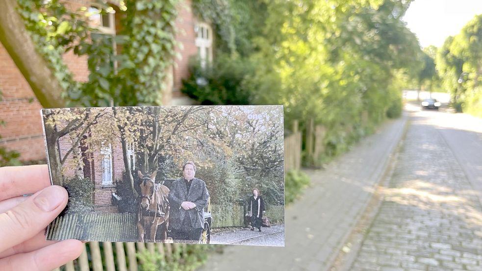 Eine Szene aus "Pfarrer Braun" in Pilsum bei der Kirche. Foto: Weiden