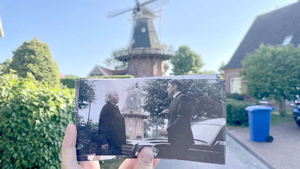Eine Szene aus dem Friesland-Krimi vor der Mühle in Rysum. Foto: Weiden