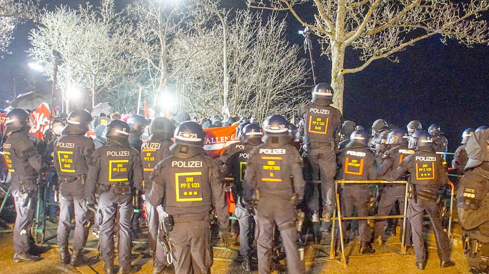 Rechts- und Linksextreme beschäftigen die deutschen Behörden. Foto: imago images/Einsatz-Report24