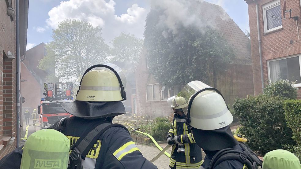 Aus dem seit langem leerstehenden Haus an der Straße Hinter dem Rahmen war dichter Rauch gedrungen. Etwa 35 Feuerwehrleute bekämpften den Brand. Foto: H.Müller/Archiv