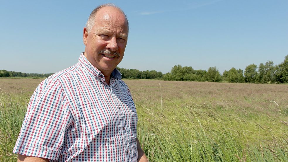 Dunums Bürgermeister Erwin Freimuth (SPD) vor einer Fläche, auf der ein Bürgerwindpark entstehen soll. Foto: Oltmanns