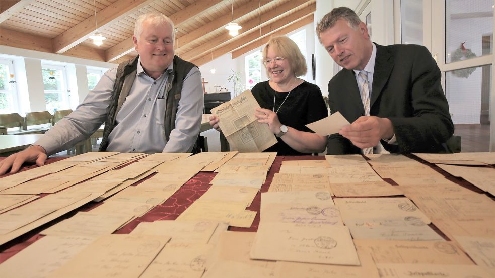 Einen Schatz nennen sie den Fund der etwa 200 Feldpostbriefe aus dem Ersten Weltkrieg: von rechts Hans-Jürgen Rector, Gertrud de Witt-Windorf und der Ihlower Bürgermeister Arno Ulrichs (parteilos). Foto: Böning