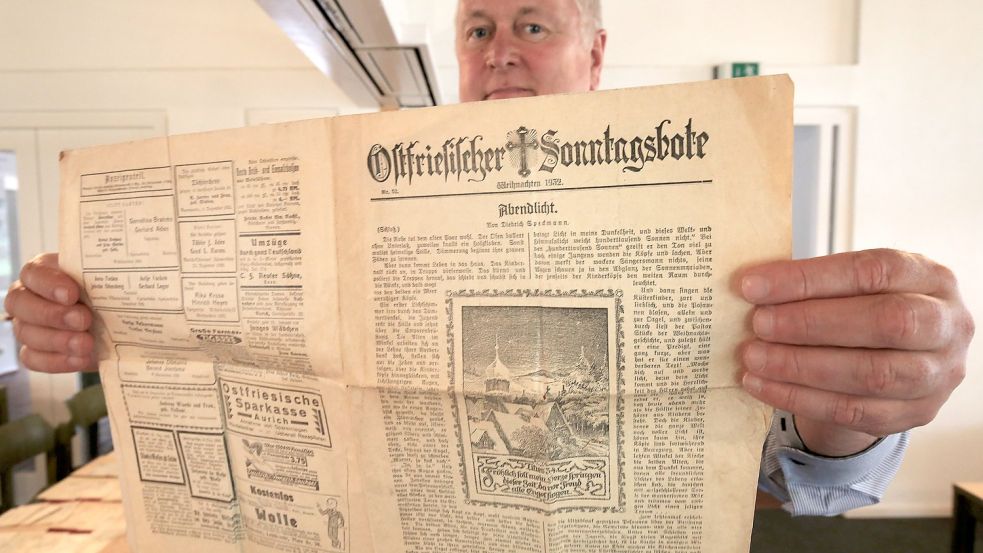 Hans-Jürgen Rector zeigt eine spätere Ausgabe des Ostfriesischen Sonntagsboten, den Pastor Johann Onnen an die Soldaten an der Front schickte – als Gruß aus der Heimat. Foto: Böning