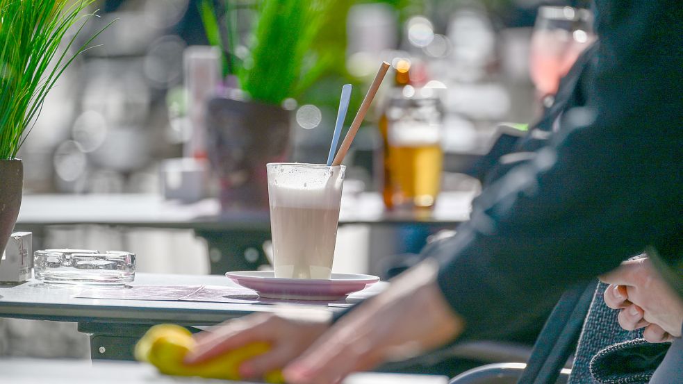 In der Gastronomie sind lange Tage normal. Foto: Weißbrod/dpa