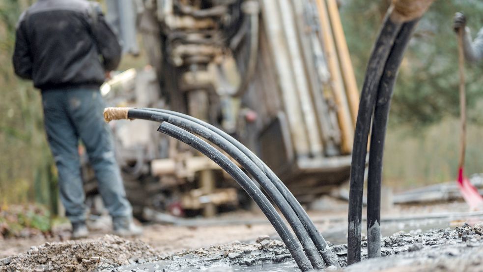 Sonden einer Wärmepumpe schauen aus dem Boden, fotografiert in Solingen. Foto: Becker/dpa
