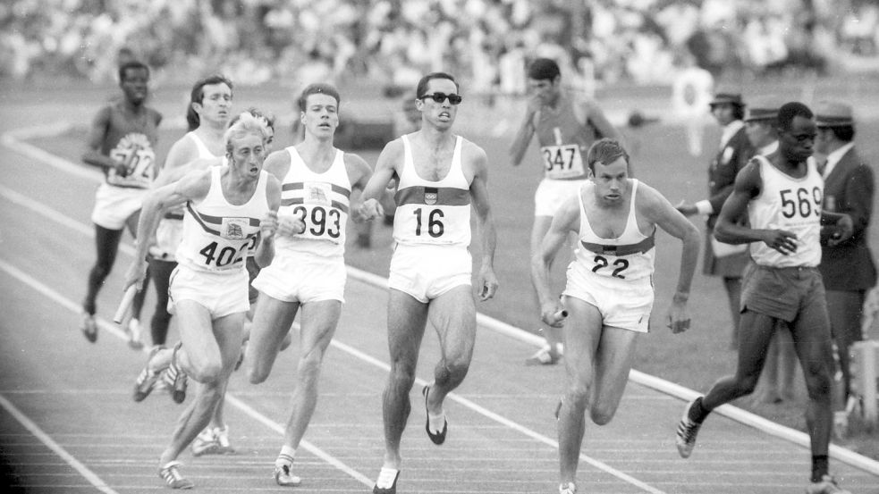 Bei Olympia 1968 in Mexiko gewann die deutsche Staffel Bronze. Gerhard Hennige (Nummer 16) übergibt den Staffelstab hier an Manfred Kinder (Nummer 22). Fotos: Imago (3)/Privat (2)