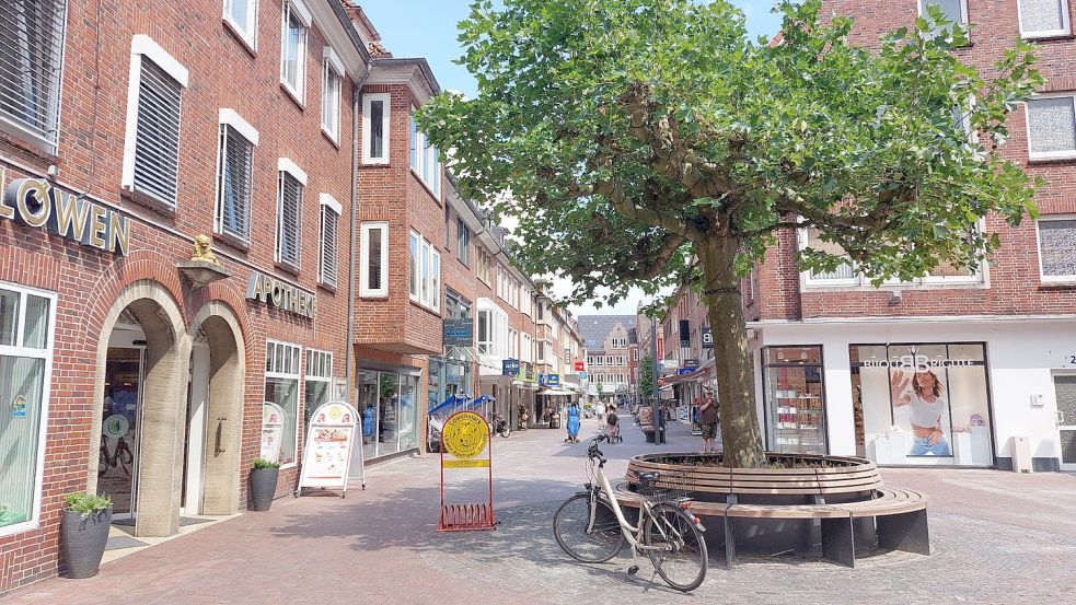 Die Straße Zwischen Beiden Sielen ist die älteste Fußgängerzone der Stadt. Die Sanierung ist nun abgeschlossen, jetzt müssen noch die Leerstände gefüllt werden. Foto: Hanssen