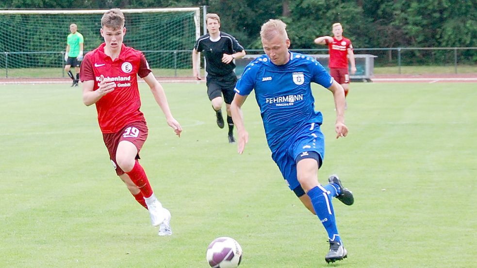 Janek de Buhr (rechts) stürmt künftig wieder für seinen alten Verein TuRa 07 Westrhauderfehn. Archivfoto: Reemts