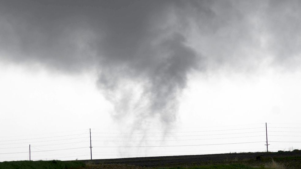 Tornados können auch in Deutschland auftreten und erheblichen Schaden anrichten. So schützt man sich richtig davor. Foto: imago images/ZUMA Wire
