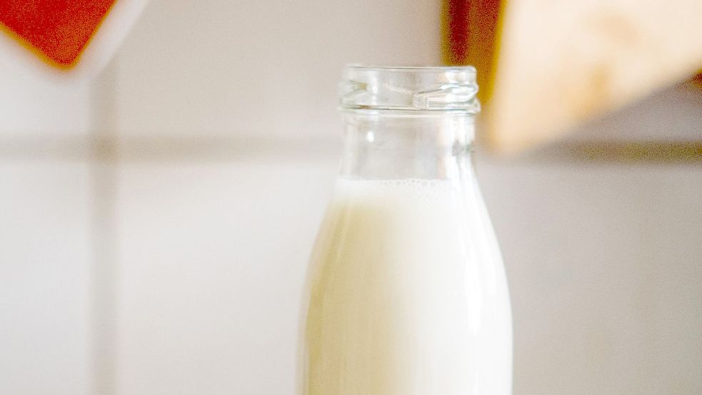 Schon ein Glas Milch kann für viele laktoseintolerante Menschen Beschwerden bedeuten. Foto: Zacharie Scheurer/dpa-tmn