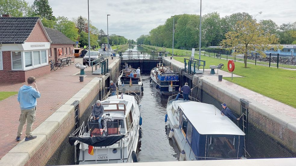 Von Emden geht es über die Kesselschleuse auf den Ems-Jade-Kanal. Dort dürfen Motorboote bis acht Kilometer pro Stunde fahren, auf den Wasserwegen des I. Emder Entwässerungsverbands nur fünf. Foto: Hanssen