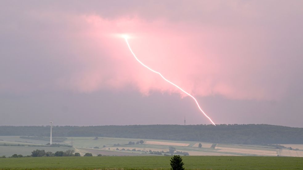 Ein Blitz schlägt während eines Unwetters in der Nähe von Einbeck im Landkreis Northeim ein. Foto: dpa/Julian Stratenschulte