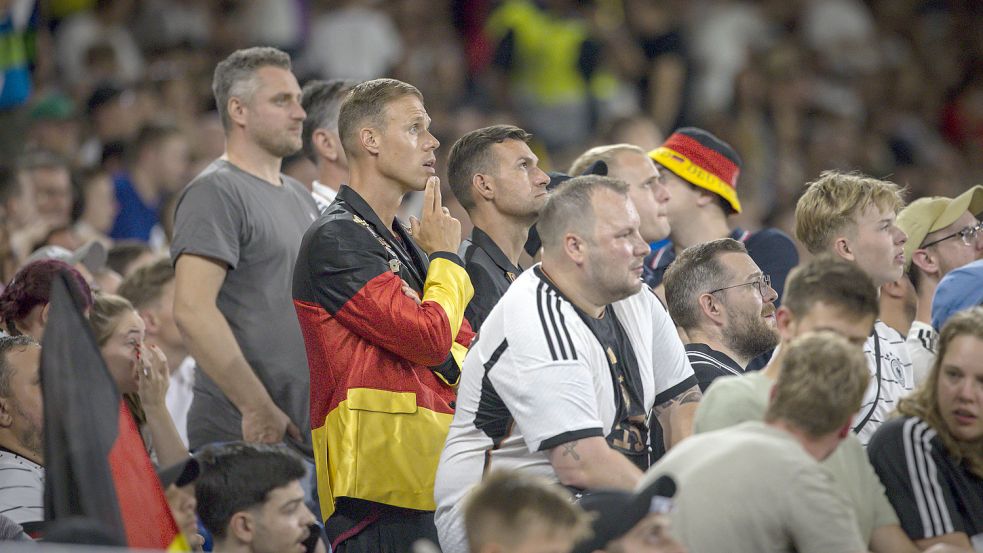 Ernüchterung statt Euphorie: Deutsche Fans beim 0:2 gegen Kolumbien. Foto: imago/Moritz Müller