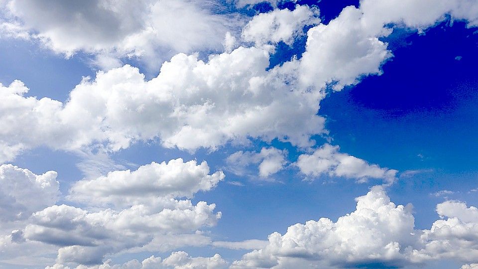 Am Wochenende ziehen immer wieder lockere Wolken über Ostfriesland hinweg. Foto: Pixabay