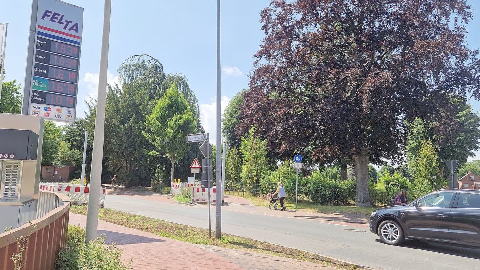 Der Standort steht fest, die Masten stehen schon. In Sicht ist die Druckampel an der Mühlenstraße in Höhe der Felta-Tankstelle aber noch nicht. Foto: Gettkowski