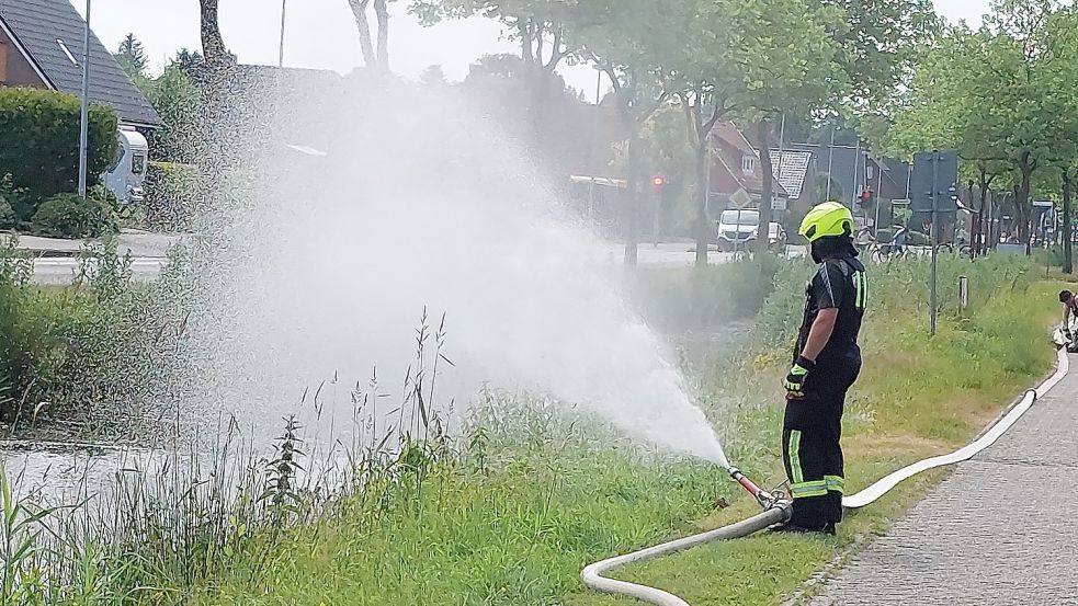 Die Feuerwehr erhöht den Sauerstoffgehalt im Warsingsfehn-Kanal. Foto: Wolters
