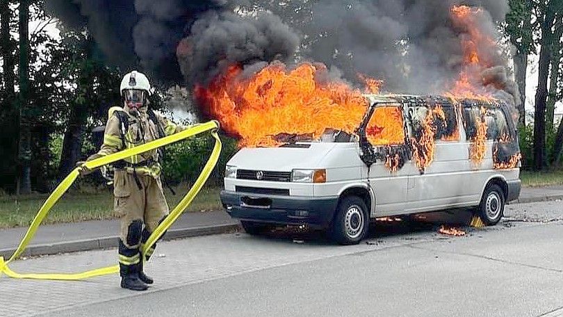 Als die Einsatzkräfte auf dem Parkplatz eintrafen, stand das Fahrzeug in Vollbrand. Foto: Giehl/Feuerwehr Saterland