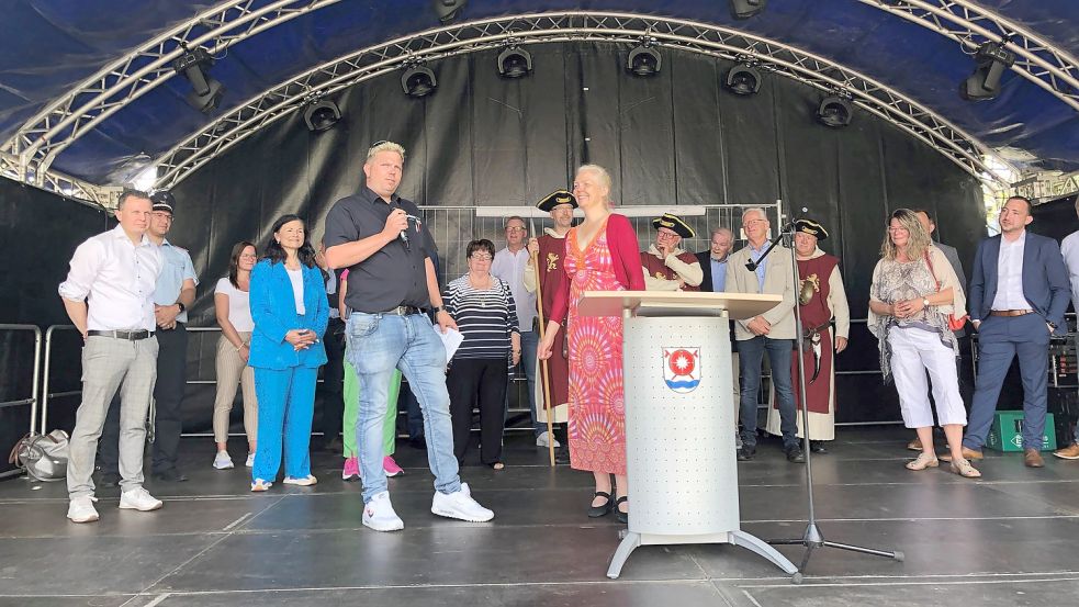 Marktmeister Holger Schütte und Marktmeisterin Silke Kuhlemann eröffneten den Bottermarkt. Foto: Wieking