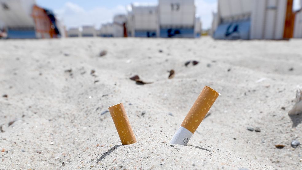 Zigarettenkippen am Strand sind ein großes Ärgernis. Foto: dpa/Carsten Rehder