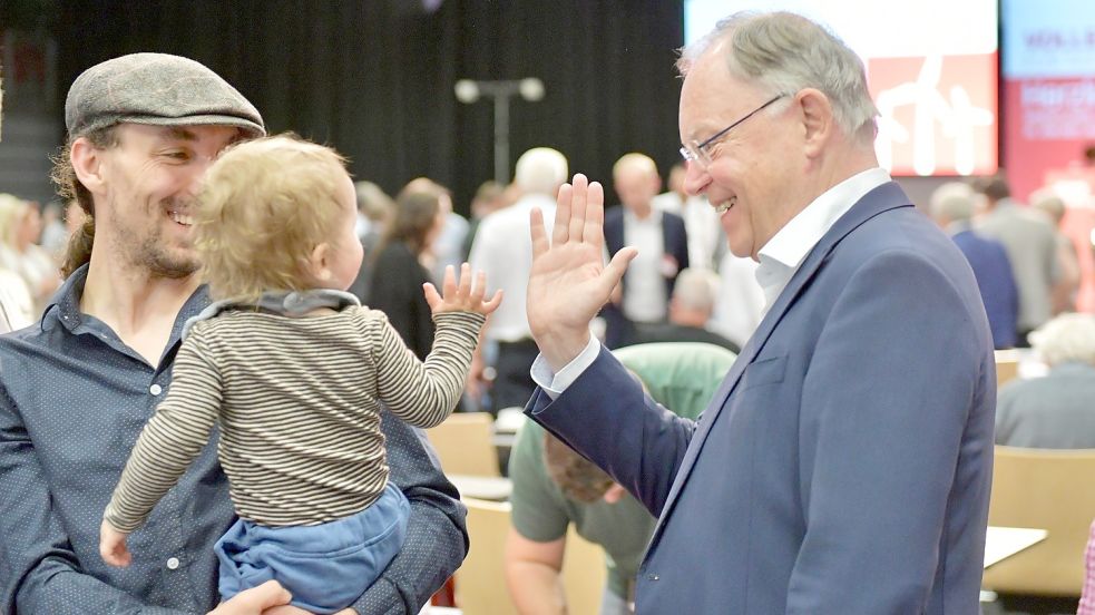 High five auf dem Landesparteitag: Der 18 Monate alte Magnus, Sohn von SPD-Politiker Knud Hendricks, klatscht in der Sparkassen-Arena Aurich Niedersachsens Ministerpräsidenten Stephan Weil (SPD) ab. Foto: Ortgies