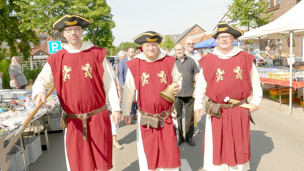 Die drei Herolde Frank Eden (von links), Heino Veenekamp und Ausrufer Uwe Pruin riefen in historischen Kostümen den Bottermarkt aus. Foto: Wieking