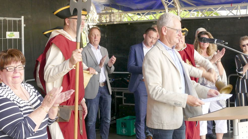 Ihrhoves Ortsbürgermeister Beene Oldigs eröffnete am Sonnabend den 43. Bottermarkt in Ihrhove. Ehrenortsbürgermeisterin Hedwig Pruin (links), die den Bottermarkt ins Leben gerufen hatte, applaudiert. Foto: Wieking