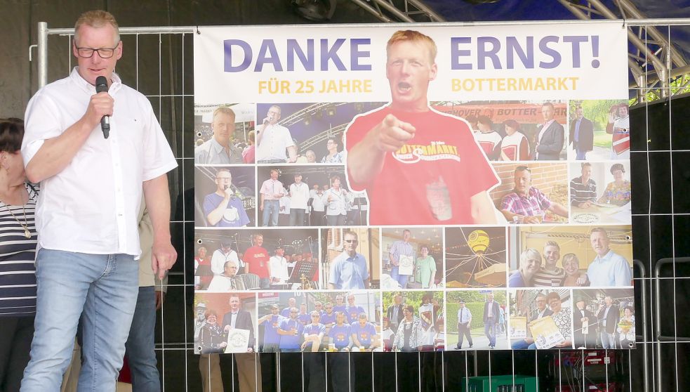 Mit einem Fotobanner bedankten sich die Ihrhover bei Ernst Reil, der 25 Jahre lang den Bottermarkt organisiert hatte. Foto: Wieking
