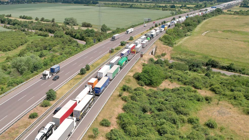 Ferienbeginn heißt auch immer Stauzeit. An ein paar Straßen wird es dieses Jahr besonders eng. Foto: dpa