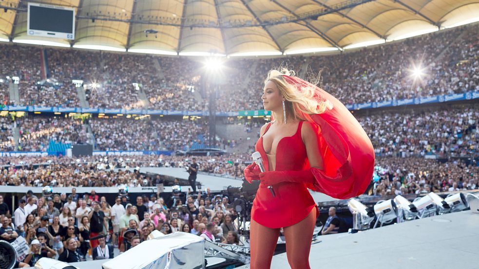 Queen B ganz in Rot: Beyoncé im ausverkauften Volksparkstadion. Foto: Renaissance World Tour/Andrew White