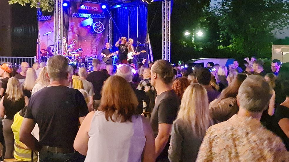 Die Band Rock Shots spielte Sonnabend auf dem Bottermarkt in Ihrhove und zog viele Besucher an. Foto: David Ammermann