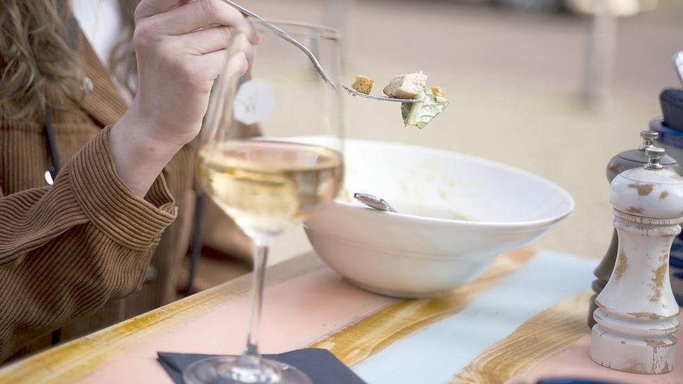 Wie lange ist Warten auf Essen im Restaurant zumutbar? Die Antwort darauf diktiert sicher auch der Hunger. Foto: Rumpenhorst/DPA