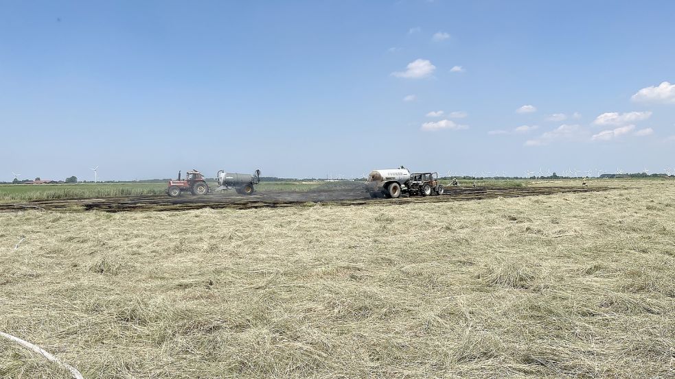 Durch das Eingreifen der Landwirte konnte Schlimmeres verhindert werden. Foto: Feuerwehr Krummhörn