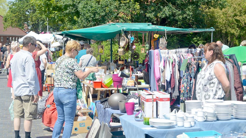 Bei dem schönen Wetter bummelten auch am Sonntag viele Menschen über den Botteramrkt in Ihrhove. Foto: Weers