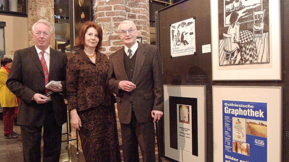 Einige Bilder der Graphothek sind früher auch in Ausstellungen gezeigt worden. Das Foto zeigt (von links) Landschaftsrat Hilko Gerdes (CDU), die frühere Leiterin der Kulturagentur, Uda von der Nahmer, und den gerne als Kunstpapst bezeichneten Studienrat Heiko Jörn. Fotos: Archiv