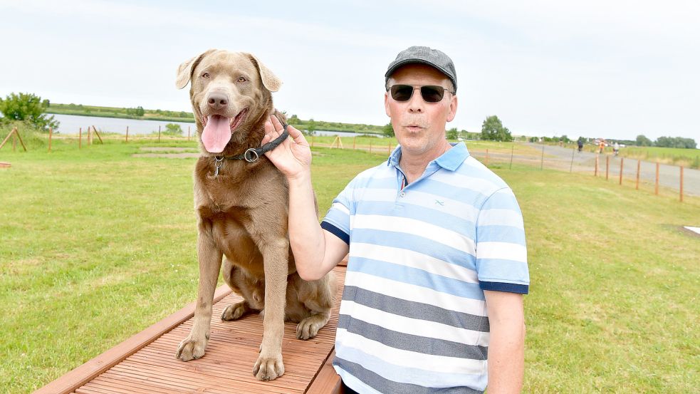 Jürgen Albrecht kommt aus Gescher im Münsterland. Er hat den Spielplatz bereits mit seinem Hund Carlo getestet. Foto: Wagenaar