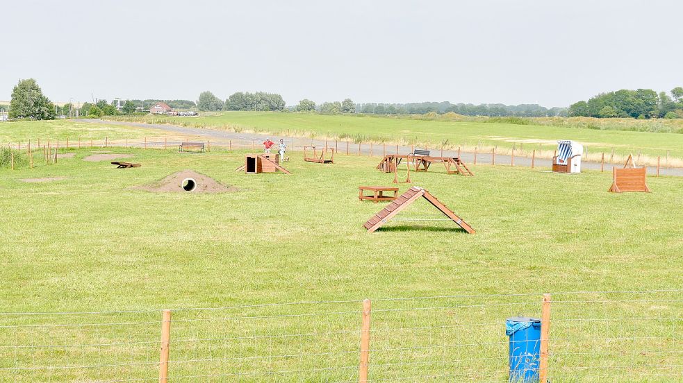 Auf dem Platz gibt es neben einer Freilauffläche auch einen Parcours für die Vierbeiner und Sitzgelegenheiten für die Zweibeiner. Foto: Wagenaar