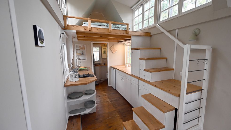 Blick in ein Tiny House. Angesichts der aktuell hohen Bau- und Energiekosten in Deutschland nimmt das Interesse an Häusern mit besonders geringer Gesamtfläche nach Einschätzung von Experten zu. Foto: Federico Gambarini/dpa