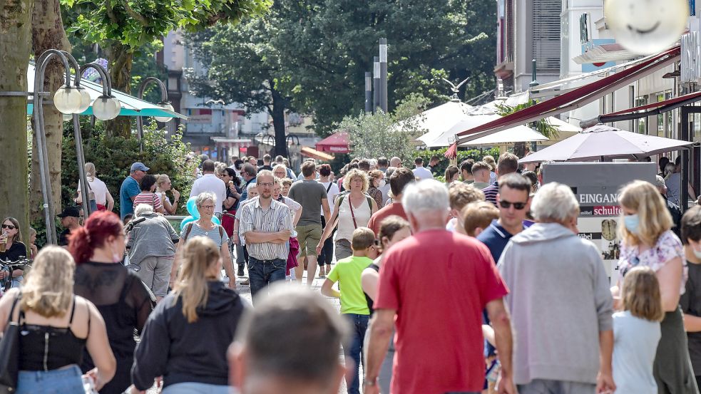Verkaufsoffene Sonntage locken regelmäßig viele Besucher in die Leeraner Innenstadt. Foto: Ortgies/Archiv