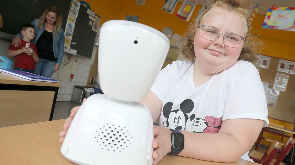 Die elfjährige Lara-Sofie kann aufgrund einer schweren Autoimmunerkrankung nicht immer am Unterricht teilnehmen. Wenn das der Fall ist, sitzt an ihrem Platz der Avatar. Foto: Hock