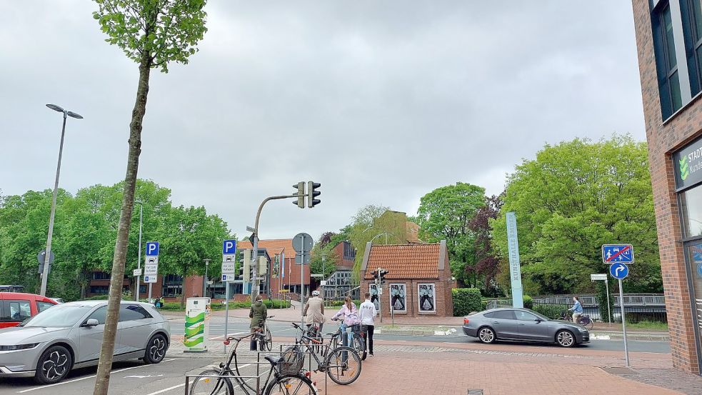 An der Pottgießerstraße in Emden wird bereits geparkt. Ein Parkhaus neben den Neutor-Arkaden empfiehlt Gutachter Harald von Lübke. Andere Standorte hält er für weniger günstig. Foto: Archiv