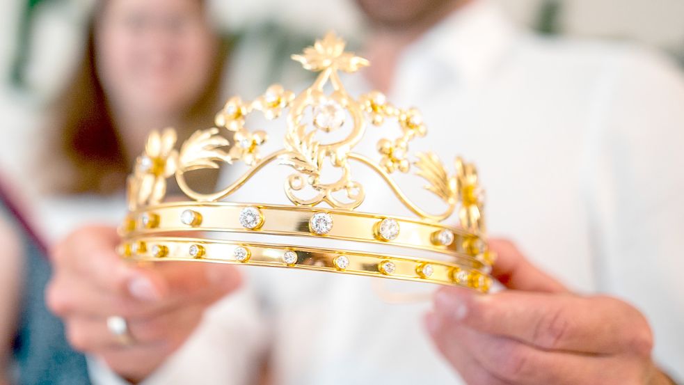 Die neue Krone für die künftigen Blütenmajestäten wurde in Turek (Polen) gefertigt. Foto: Cordsen