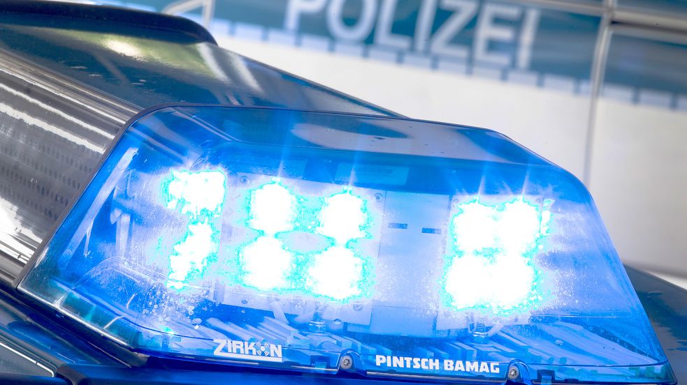 Polizei und Feuerwehr waren in der Nacht zu Dienstag in einer Emder Kleingartenanlage im Einsatz. Symbolfoto: Gentsch/dpa